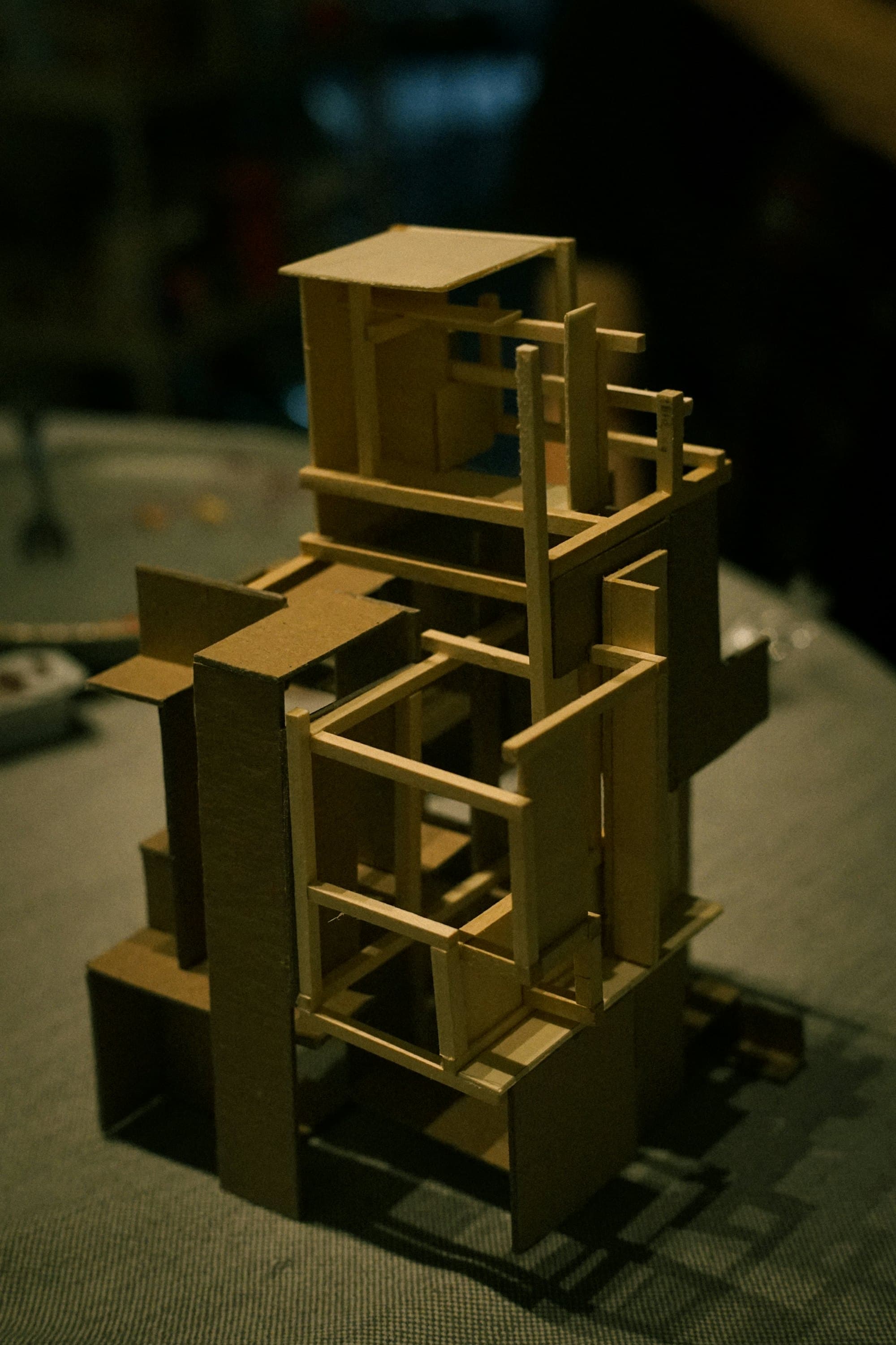 Modello architettonico in studio: progettazione e cura del dettaglio tecnico